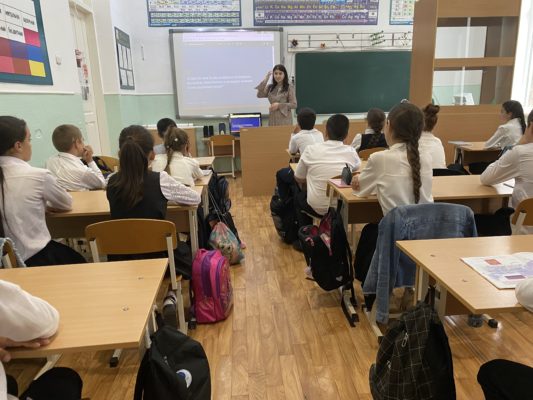 5 сентября 2022 года в МКОУ «СОШ №13» с 1 по 11 класс прошли внеурочные занятия «Разговоры о важном»..